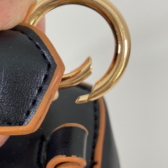 Camera Bag-style crossbody - Picture 8 of 10